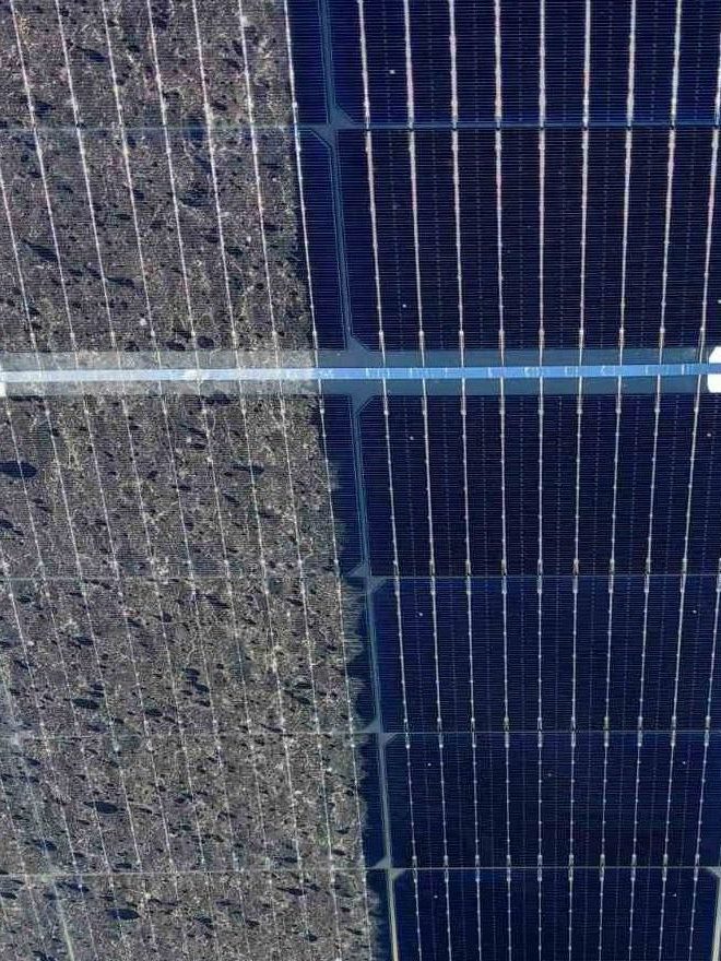 Στιγμιότυπο καθαρισμού πάνελ, μισό καθαρό και μισό με σκόνη